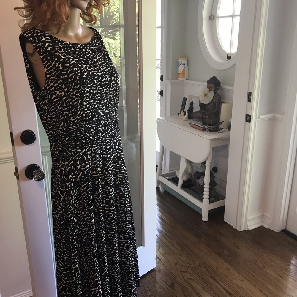 Perceptions long sleeveless dress. Beautiful gathered waist. Very slimming.